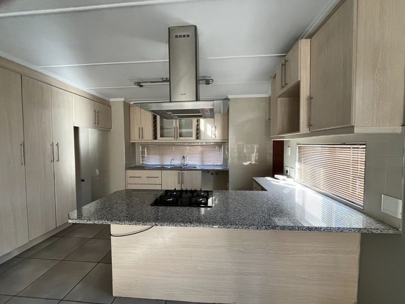 Riverspray Living: Spacious family home with warm flow - Photo 6