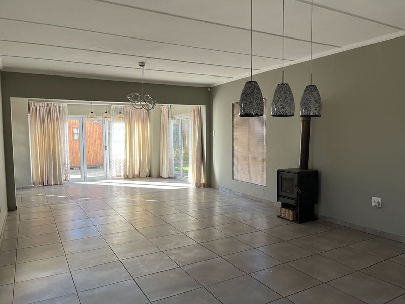 Riverspray Living: Spacious family home with warm flow - Photo 3