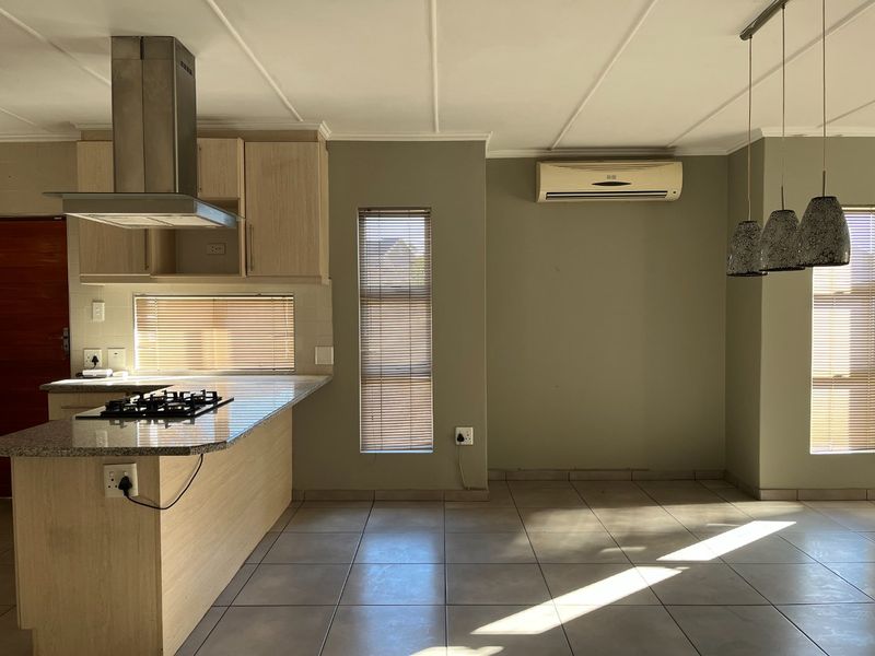 Riverspray Living: Spacious family home with warm flow - Photo 7