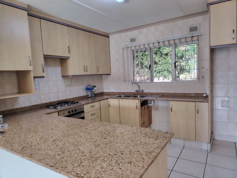 3 bed flat to let in Escombe  - Photo 6