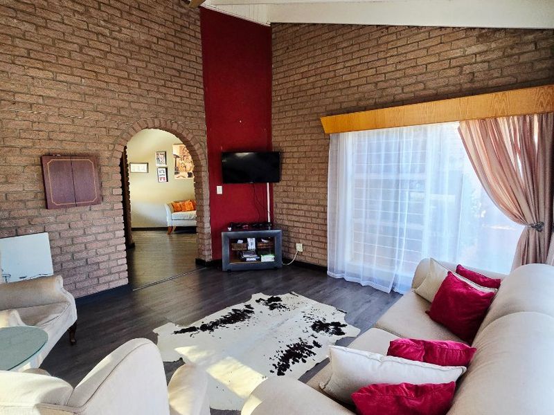 Stunning 4 Bedroom Family Home with Exceptional Space, Security & Lifestyle in Wilkoppies - Photo 9