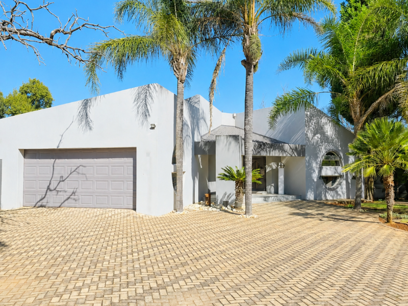 Stunning 4 Bedroom Family Home with Exceptional Space, Security & Lifestyle in Wilkoppies - Photo 2