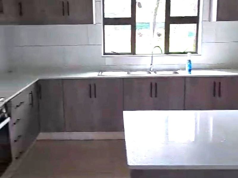 A Modern unit in Crestholme - Photo 2
