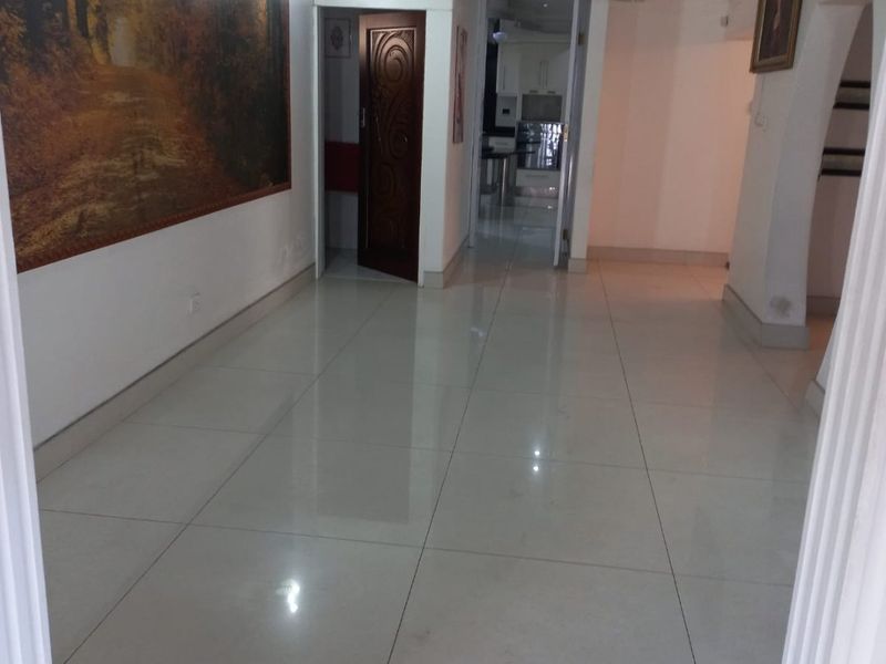 Modern 4 Bedroom home in good location with many Great Features - Photo 7