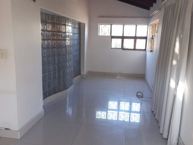 Modern 4 Bedroom home in good location with many Great Features - Photo 5