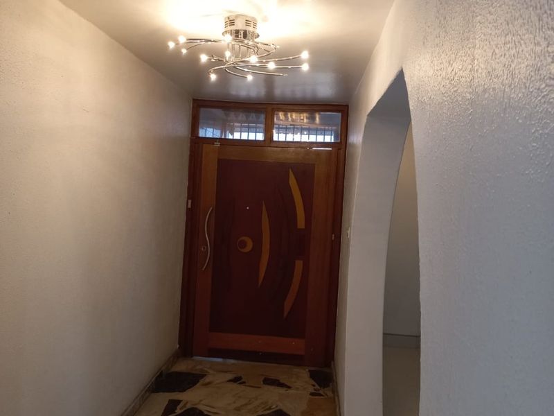 Modern 4 Bedroom home in good location with many Great Features - Photo 4