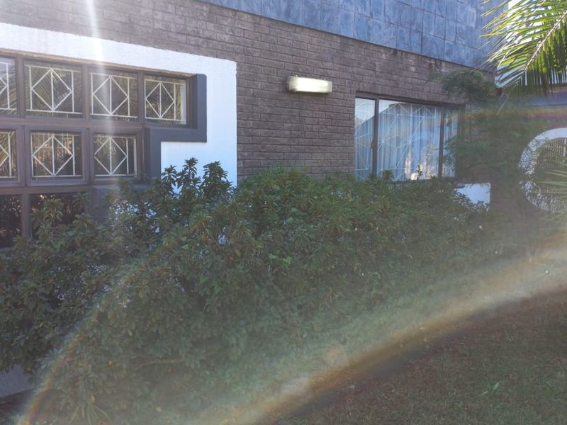 Modern 4 Bedroom home in good location with many Great Features - Photo 3