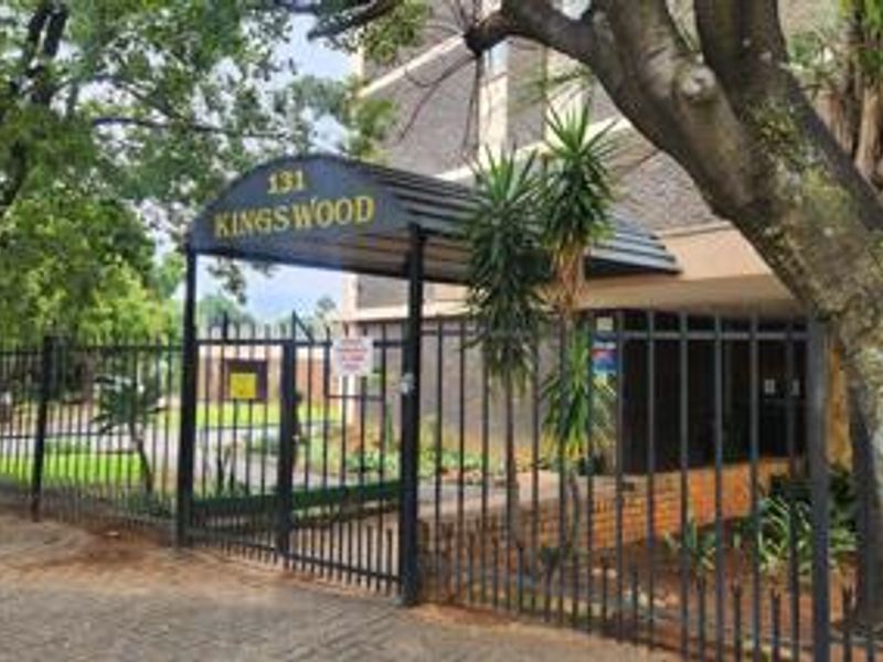 This delightful corner apartment offers breathtaking views of Pretoria, providing a spectacular backdrop both during the day and after sunset - Photo 2