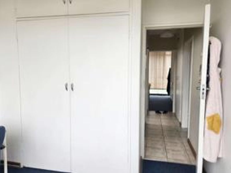 This delightful corner apartment offers breathtaking views of Pretoria, providing a spectacular backdrop both during the day and after sunset - Photo 9