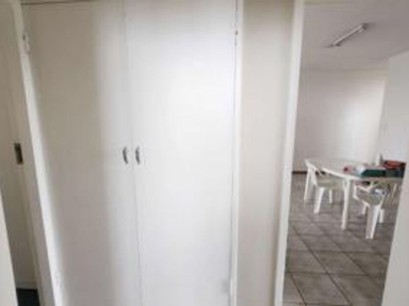 This delightful corner apartment offers breathtaking views of Pretoria, providing a spectacular backdrop both during the day and after sunset - Photo 10