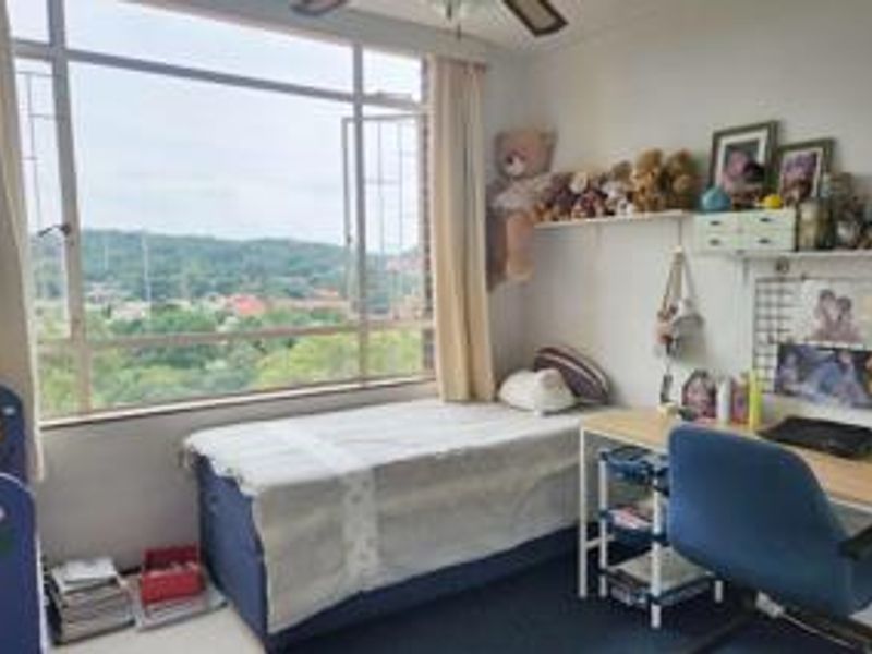 This delightful corner apartment offers breathtaking views of Pretoria, providing a spectacular backdrop both during the day and after sunset - Photo 8