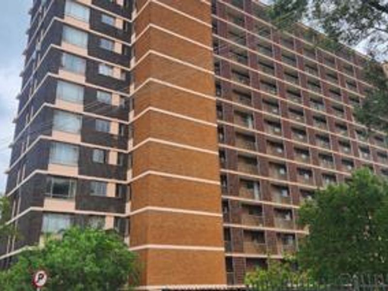 This delightful corner apartment offers breathtaking views of Pretoria, providing a spectacular backdrop both during the day and after sunset - Photo 3