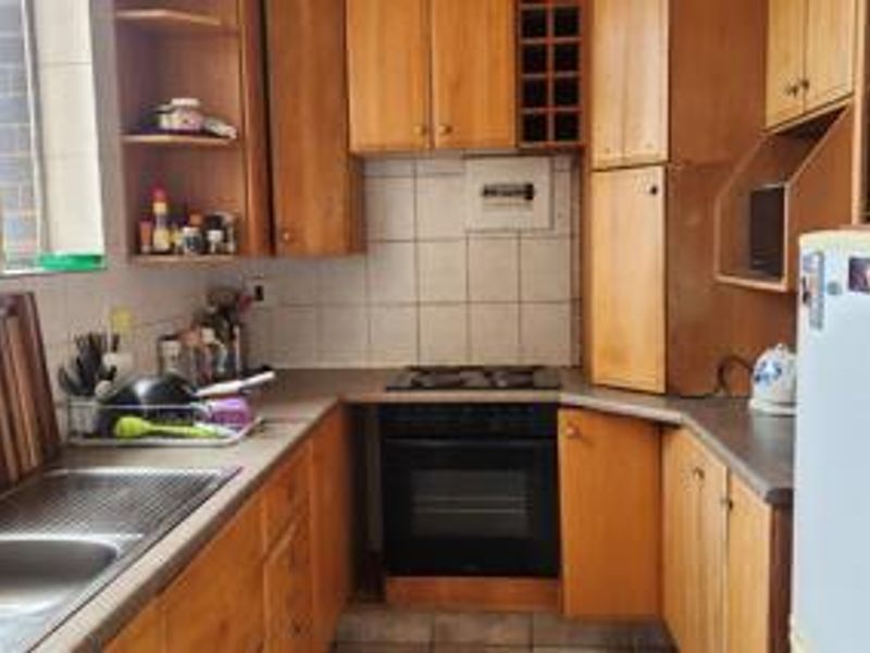 This delightful corner apartment offers breathtaking views of Pretoria, providing a spectacular backdrop both during the day and after sunset - Photo 4