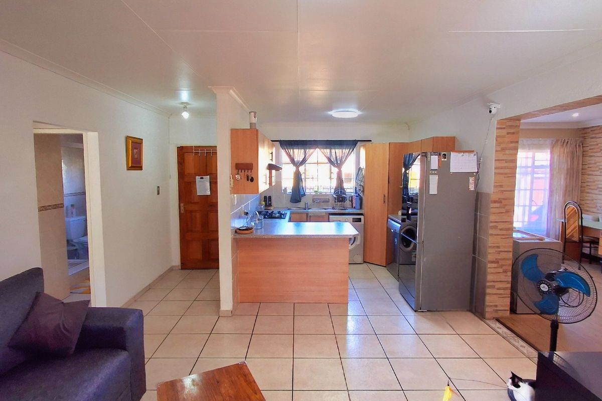 Pet-Friendly Townhouse in a Secure Complex.  - Photo 3