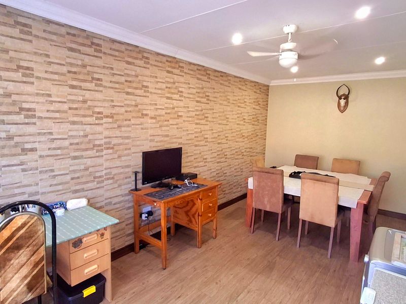 Pet-Friendly Townhouse in a Secure Complex.  - Photo 5
