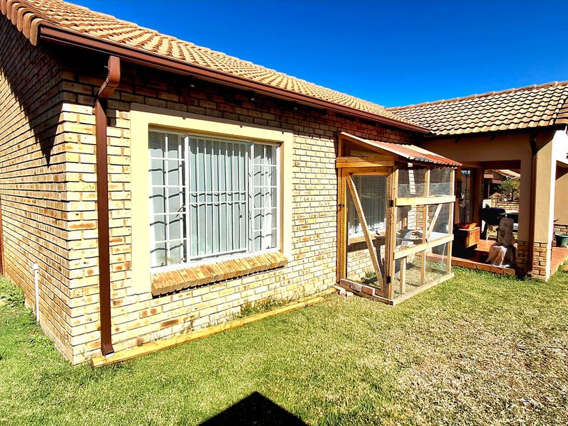 Pet-Friendly Townhouse in a Secure Complex.  - Photo 1