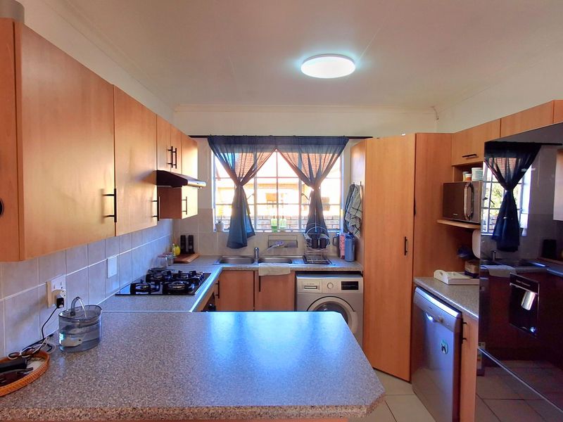 Pet-Friendly Townhouse in a Secure Complex.  - Photo 2