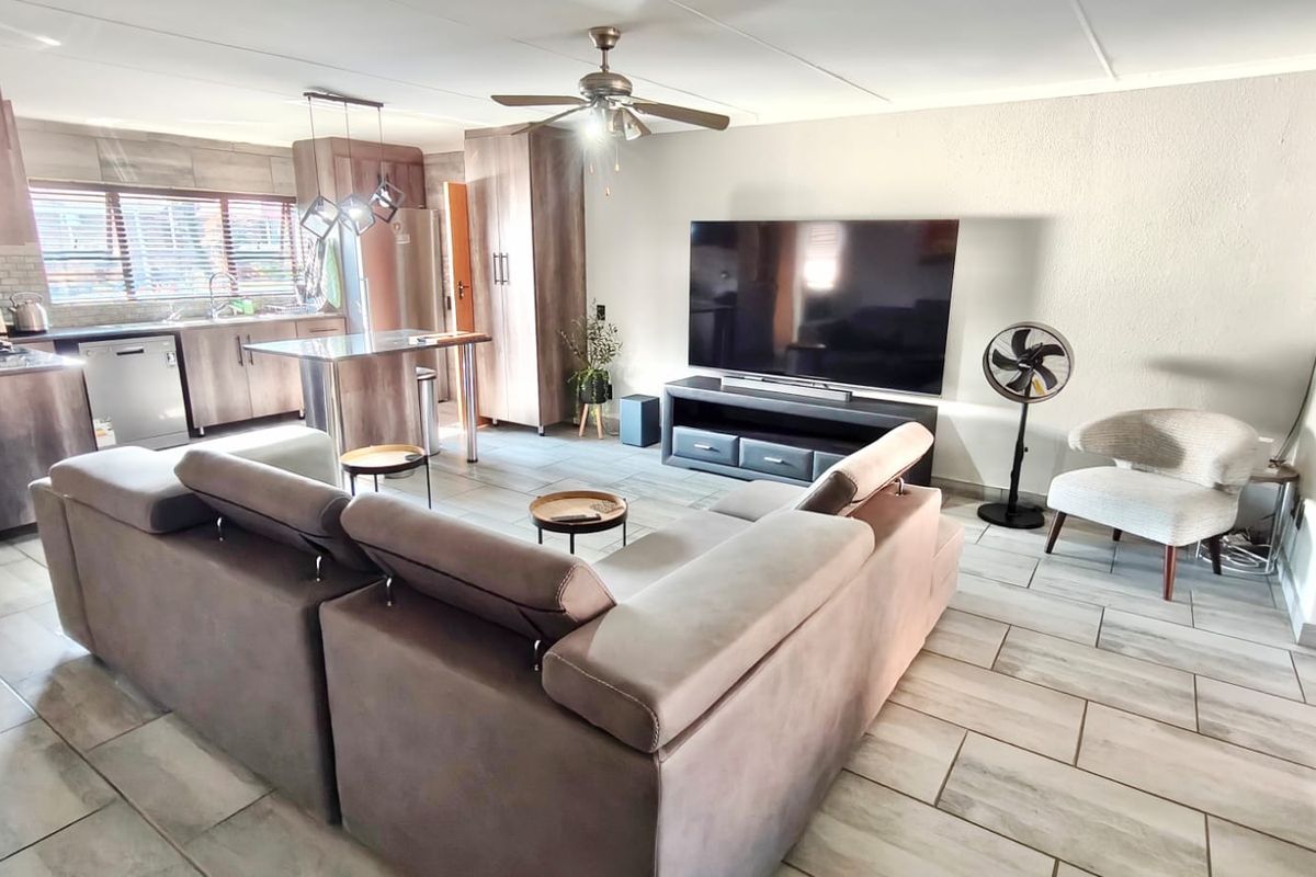 Beautifully Renovated Home in Sought-After Misty Bay Estate - Photo 2