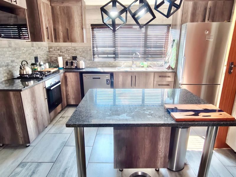 Beautifully Renovated Home in Sought-After Misty Bay Estate - Photo 4
