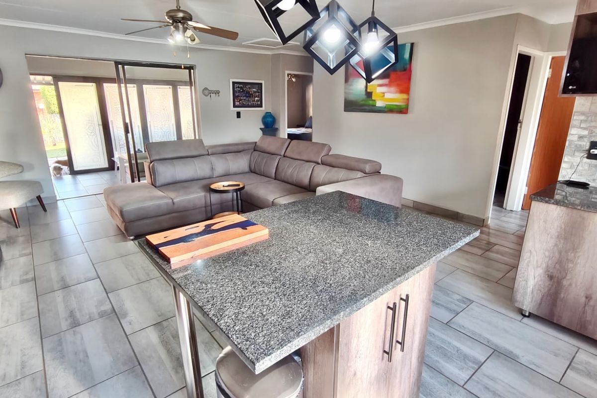 Beautifully Renovated Home in Sought-After Misty Bay Estate - Photo 3