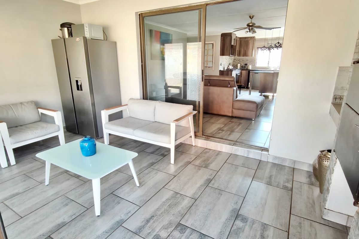 Beautifully Renovated Home in Sought-After Misty Bay Estate - Photo 5