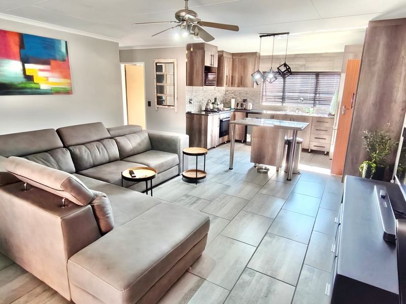 Beautifully Renovated Home in Sought-After Misty Bay Estate - Photo 1
