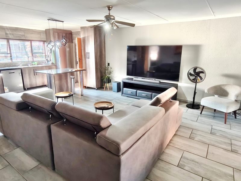 Beautifully Renovated Home in Sought-After Misty Bay Estate - Photo 2
