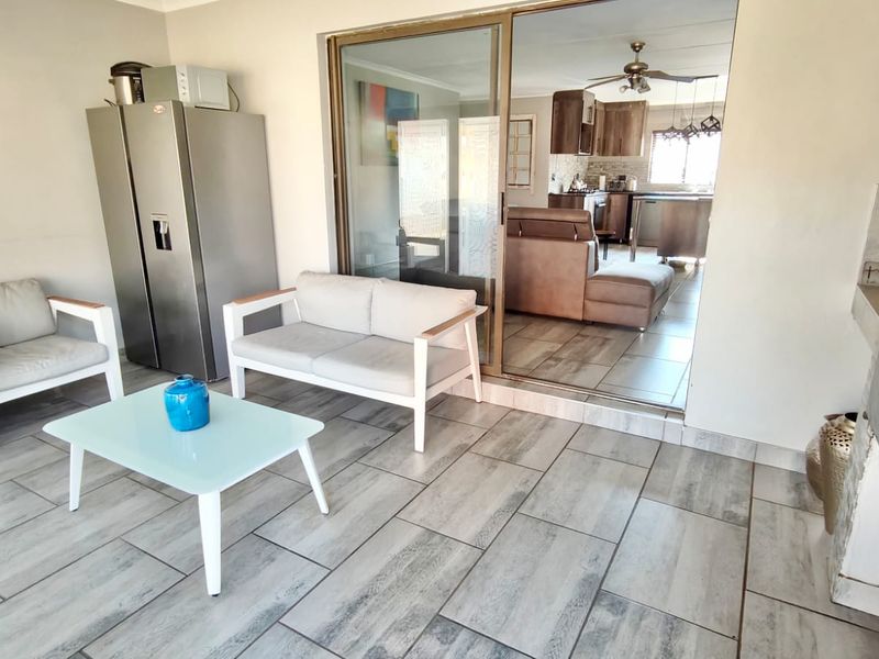 Beautifully Renovated Home in Sought-After Misty Bay Estate - Photo 5