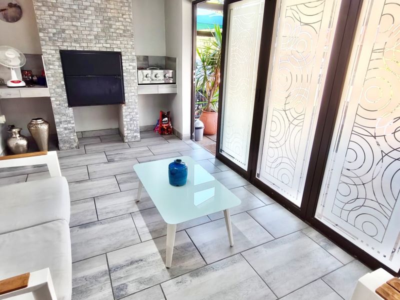 Beautifully Renovated Home in Sought-After Misty Bay Estate - Photo 6
