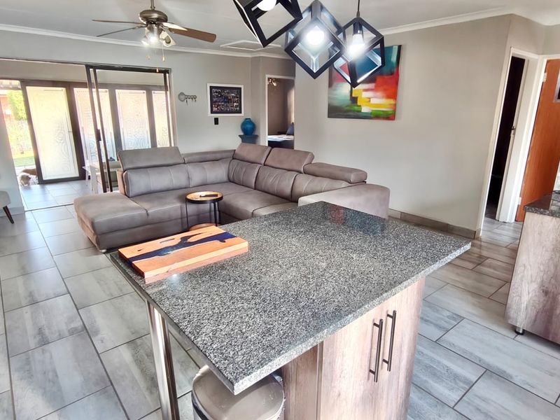 Beautifully Renovated Home in Sought-After Misty Bay Estate - Photo 3