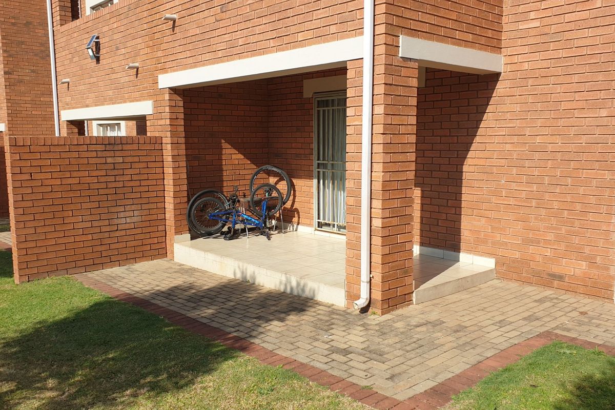 Contemporary Ground-Floor Living: 2-Bedroom Apartment in Monavoni, Centurion - Photo 5