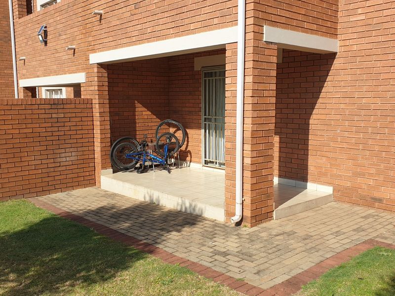 Contemporary Ground-Floor Living: 2-Bedroom Apartment in Monavoni, Centurion - Photo 5