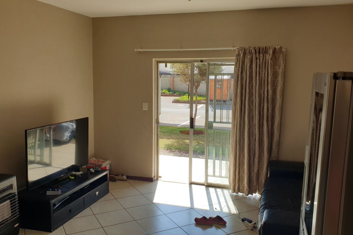 Contemporary Ground-Floor Living: 2-Bedroom Apartment in Monavoni, Centurion - Photo 2