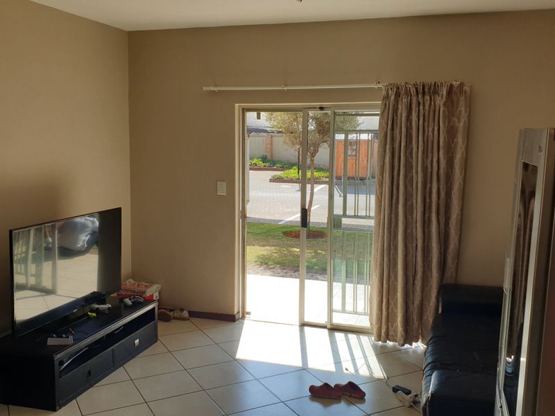 Contemporary Ground-Floor Living: 2-Bedroom Apartment in Monavoni, Centurion - Photo 2