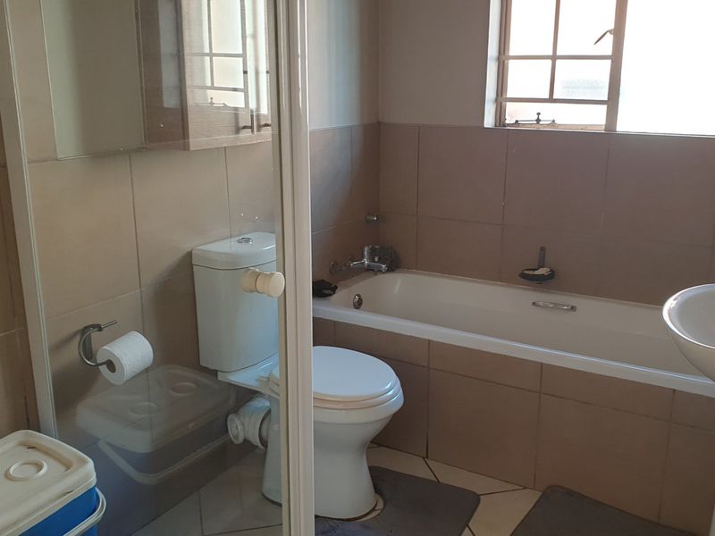 Contemporary Ground-Floor Living: 2-Bedroom Apartment in Monavoni, Centurion - Photo 10