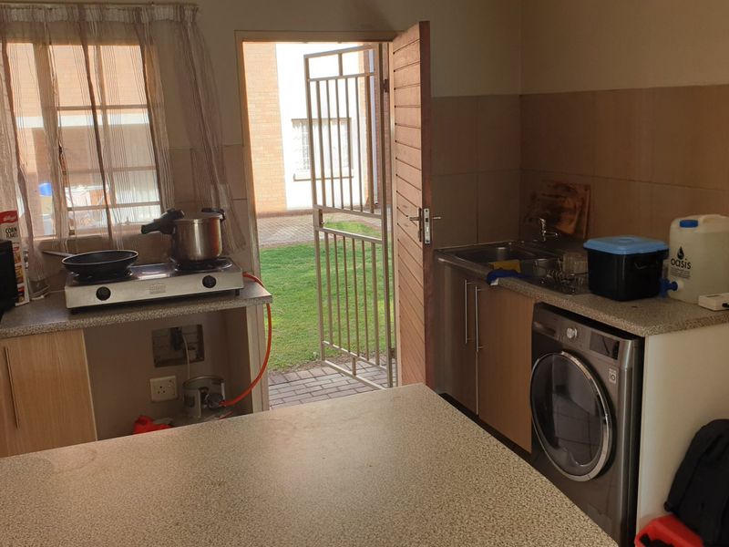 Contemporary Ground-Floor Living: 2-Bedroom Apartment in Monavoni, Centurion - Photo 9