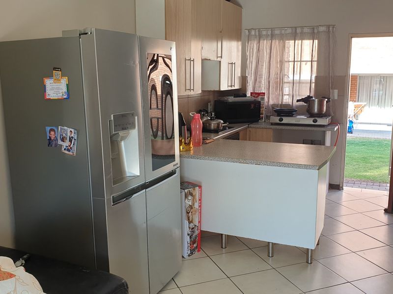 Contemporary Ground-Floor Living: 2-Bedroom Apartment in Monavoni, Centurion - Photo 7
