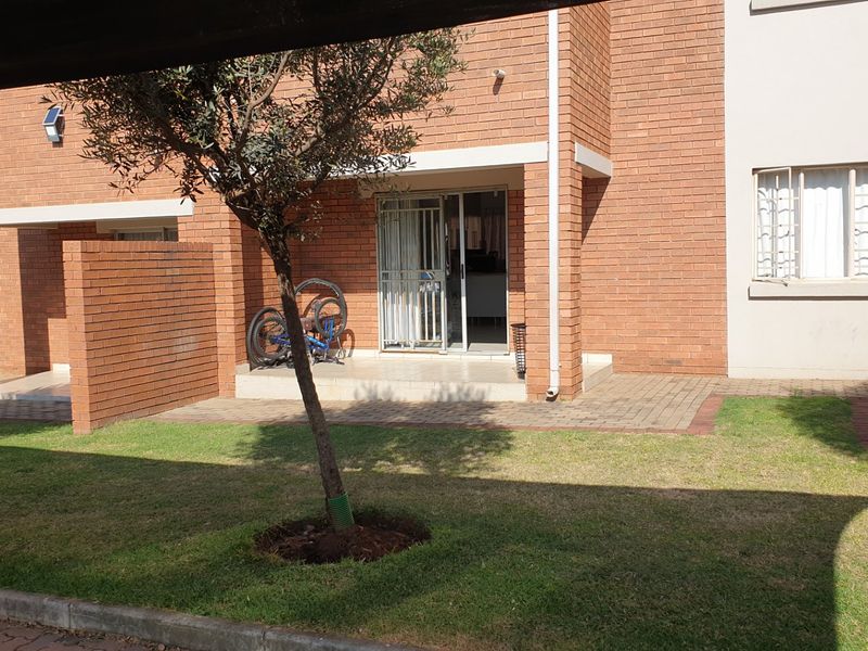 Contemporary Ground-Floor Living: 2-Bedroom Apartment in Monavoni, Centurion - Photo 6