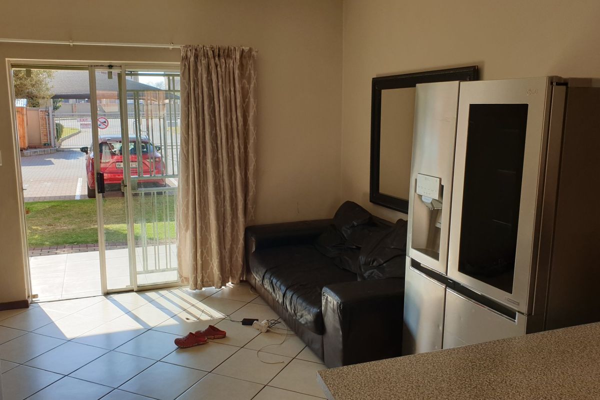 Contemporary Ground-Floor Living: 2-Bedroom Apartment in Monavoni, Centurion - Photo 3