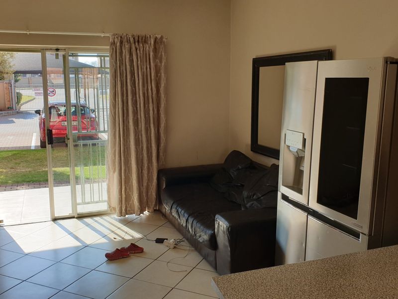Contemporary Ground-Floor Living: 2-Bedroom Apartment in Monavoni, Centurion - Photo 3