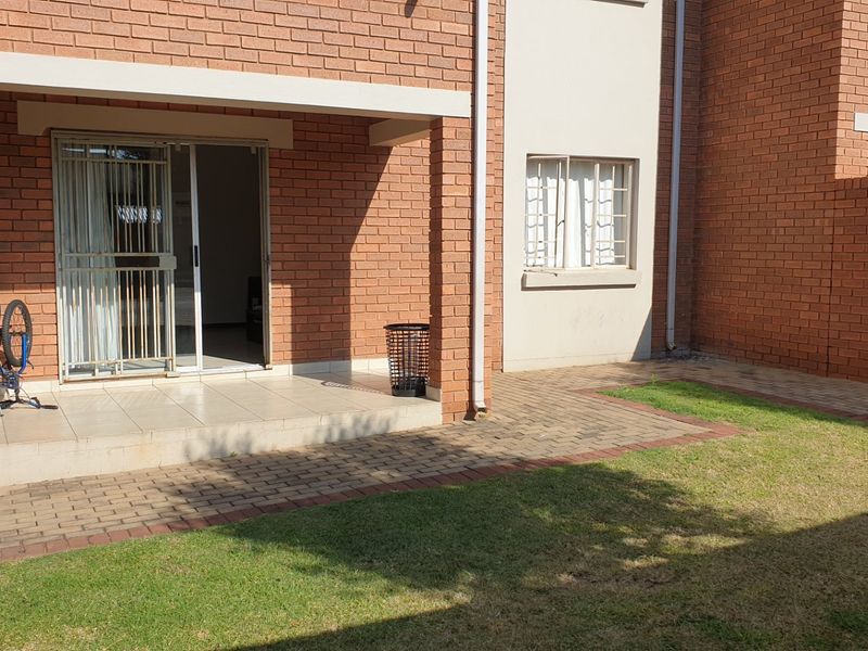 Contemporary Ground-Floor Living: 2-Bedroom Apartment in Monavoni, Centurion - Photo 1