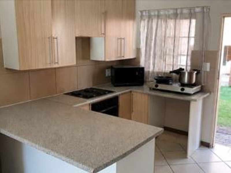 Contemporary Ground-Floor Living: 2-Bedroom Apartment in Monavoni, Centurion - Photo 7