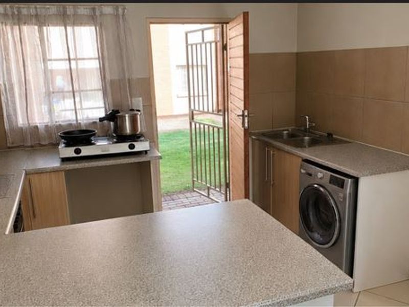 Contemporary Ground-Floor Living: 2-Bedroom Apartment in Monavoni, Centurion - Photo 8