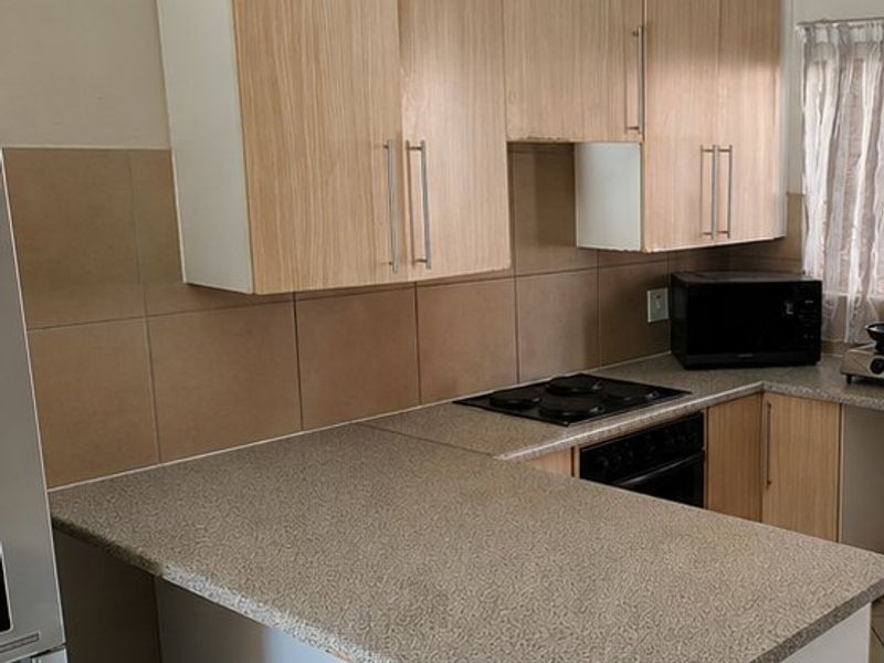 Contemporary Ground-Floor Living: 2-Bedroom Apartment in Monavoni, Centurion - Photo 9
