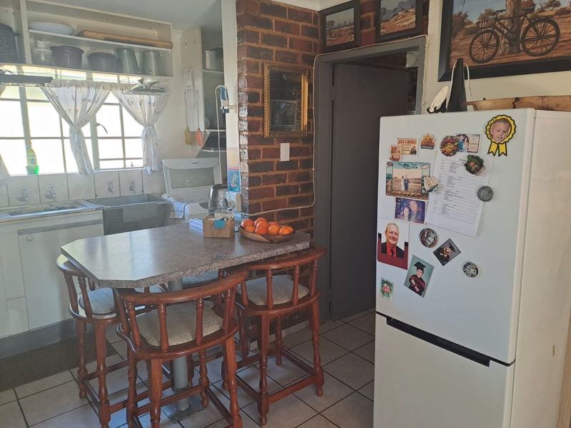 TO RENT | Lovely 2-Bedroom Townhouse   Looking for a safe, secure, and low-maintenance home? This charming townhouse is the perfect choice!  Property Features: 2 Spacious Bedrooms Modern Bathroom Gas Stove Gas Geyser – Save on electricity costs Lock-up Garage Safe and Secure   Please Note: No pets allowed Not suitable for small children  Perfect for a professional individual or couple looking for a peaceful and secure place to call home.  Contact me today to arrange a viewing – don’t miss out on this lovely townhouse - Photo 2