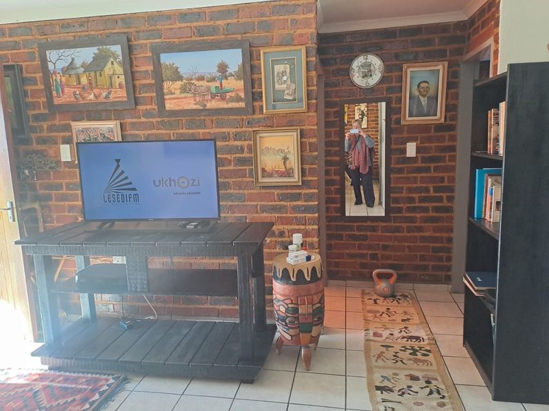 TO RENT | Lovely 2-Bedroom Townhouse   Looking for a safe, secure, and low-maintenance home? This charming townhouse is the perfect choice!  Property Features: 2 Spacious Bedrooms Modern Bathroom Gas Stove Gas Geyser – Save on electricity costs Lock-up Garage Safe and Secure   Please Note: No pets allowed Not suitable for small children  Perfect for a professional individual or couple looking for a peaceful and secure place to call home.  Contact me today to arrange a viewing – don’t miss out on this lovely townhouse - Photo 9