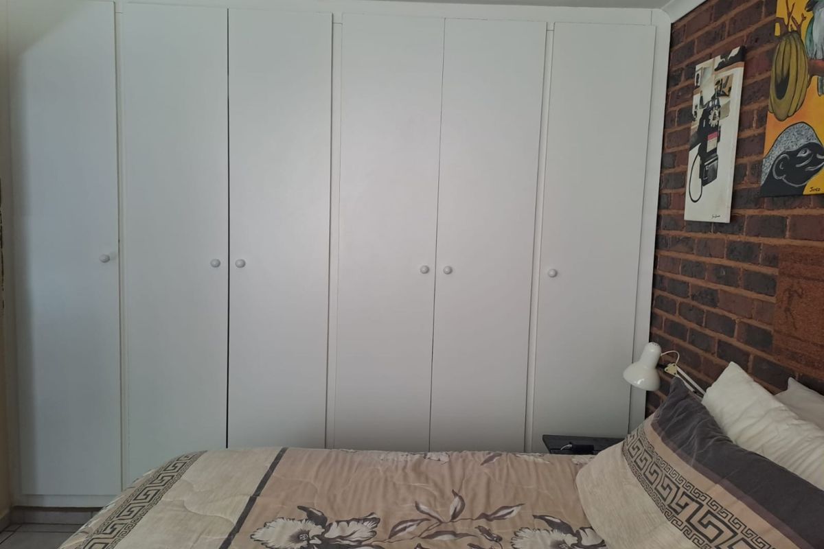 TO RENT | Lovely 2-Bedroom Townhouse   Looking for a safe, secure, and low-maintenance home? This charming townhouse is the perfect choice!  Property Features: 2 Spacious Bedrooms Modern Bathroom Gas Stove Gas Geyser – Save on electricity costs Lock-up Garage Safe and Secure   Please Note: No pets allowed Not suitable for small children  Perfect for a professional individual or couple looking for a peaceful and secure place to call home.  Contact me today to arrange a viewing – don’t miss out on this lovely townhouse - Photo 5