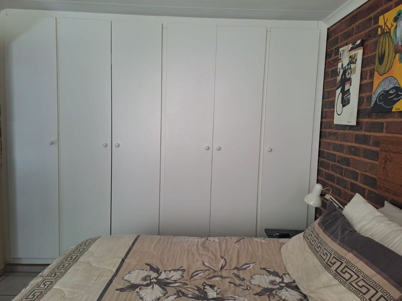 TO RENT | Lovely 2-Bedroom Townhouse   Looking for a safe, secure, and low-maintenance home? This charming townhouse is the perfect choice!  Property Features: 2 Spacious Bedrooms Modern Bathroom Gas Stove Gas Geyser – Save on electricity costs Lock-up Garage Safe and Secure   Please Note: No pets allowed Not suitable for small children  Perfect for a professional individual or couple looking for a peaceful and secure place to call home.  Contact me today to arrange a viewing – don’t miss out on this lovely townhouse - Photo 5