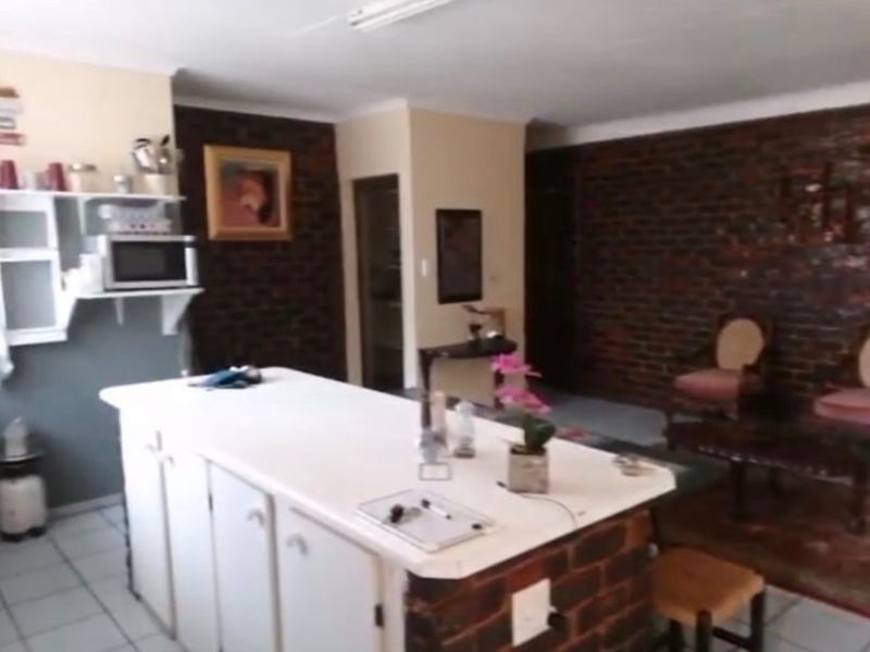 Lovely 1-Bedroom Flat to Rent   Looking for a quiet, secure place to call home? This neat and well-maintained one-bedroom flat is perfect for a single working professional.  Property Features Spacious 1 bedroom 1 bathroom Gas stove Gas geyser Very safe and secure property Well-maintained and move-in ready  Please Note Single person only No pets No children  Enjoy comfortable, low-maintenance living in a peaceful and secure environment.  Contact me today to arrange a viewing – this lovely flat won’t be available for long - Photo 1