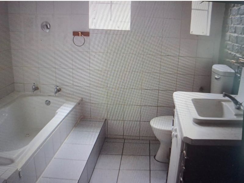 Lovely 1-Bedroom Flat to Rent   Looking for a quiet, secure place to call home? This neat and well-maintained one-bedroom flat is perfect for a single working professional.  Property Features Spacious 1 bedroom 1 bathroom Gas stove Gas geyser Very safe and secure property Well-maintained and move-in ready  Please Note Single person only No pets No children  Enjoy comfortable, low-maintenance living in a peaceful and secure environment.  Contact me today to arrange a viewing – this lovely flat won’t be available for long - Photo 4